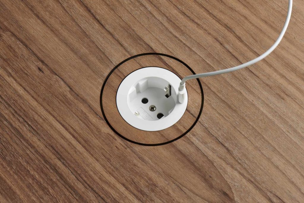 M.R.0.1SKT presa PLH con USB-C in noce canaletto